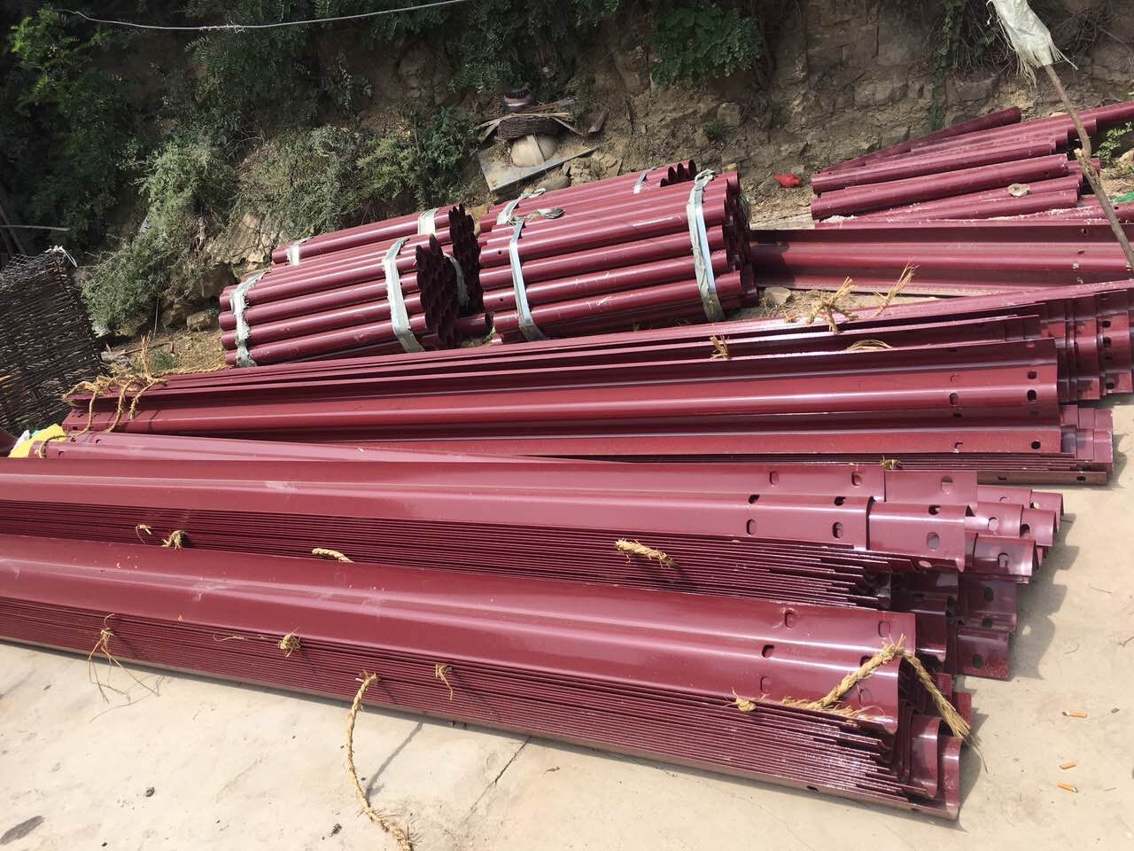 波形護(hù)欄應(yīng)該如何選購呢？