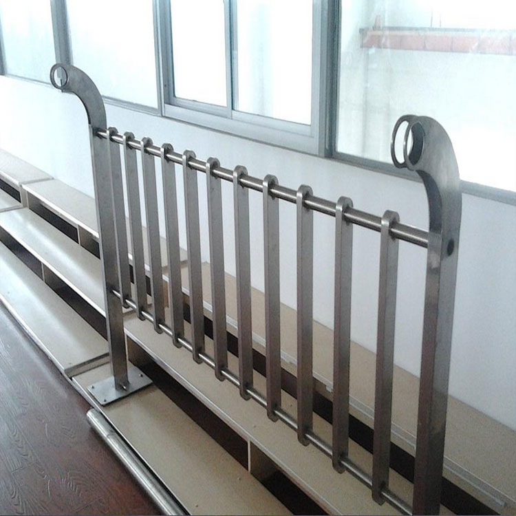 道路防護(hù)欄選用什么材質(zhì)好？