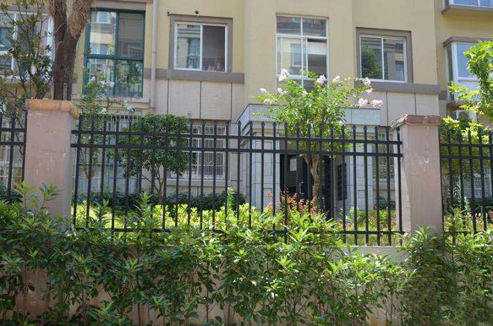 小區(qū)新鋼護(hù)欄有什么規(guī)格特點(diǎn)適用范圍包括哪些？