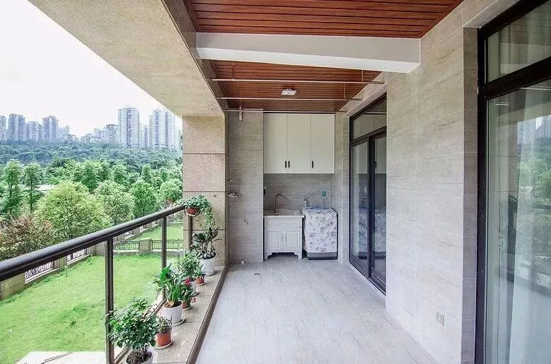 陽臺(tái)護(hù)欄不同種類的特點(diǎn)有哪些？