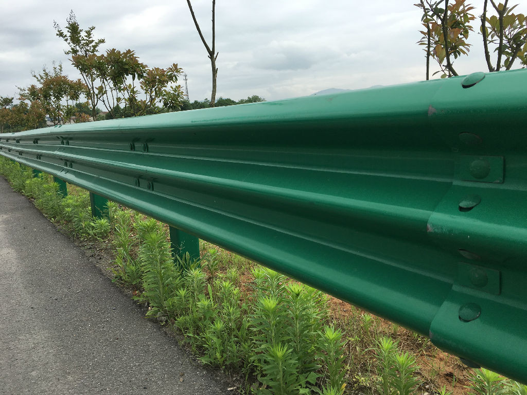 波形護(hù)欄立柱遇到石頭打不下去怎么辦？