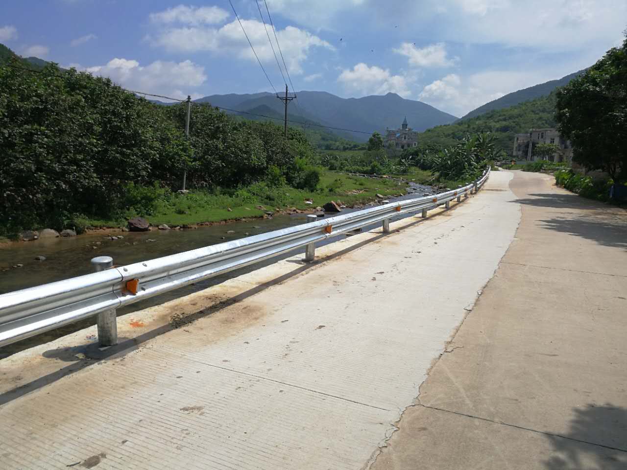 道路波形護(hù)欄防撞價(jià)格一般多少比較合適？